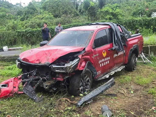 驚悚片｜南市消防員山訓勤務車出狀況　下坡煞車失靈狂飆衝山溝