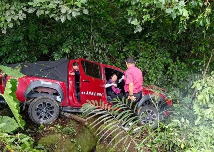 車上四人被嚇得不輕，其他目擊經過的同仁也傻眼不已，趕緊衝上前救援。民眾提供