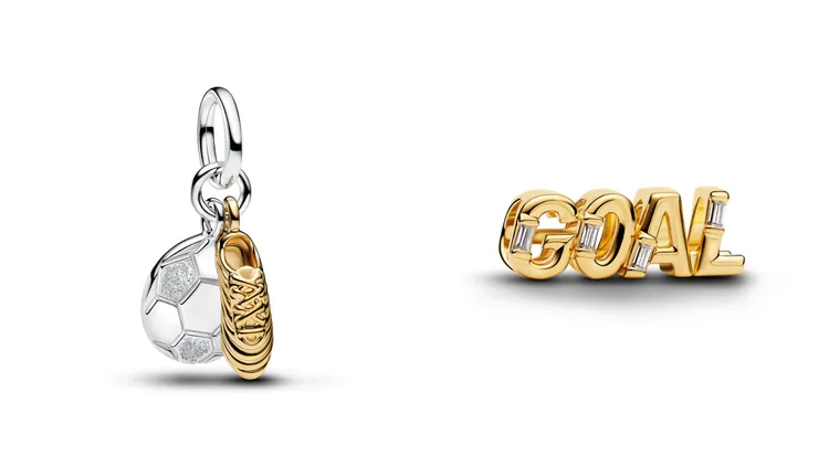 PANDORA足球主題系列足球鞋雙墜吊飾（左）3480元、Goal字樣串飾（右）2080元。品牌提供