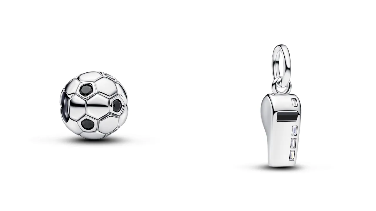 PANDORA足球主題系列足球串飾（左）2280元、裁判哨吊飾（右）2680元。品牌提供