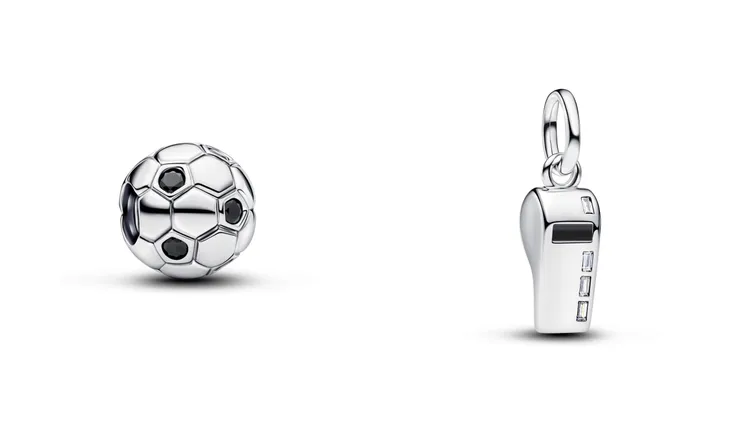PANDORA足球主題系列足球串飾（左）2280元、裁判哨吊飾（右）2680元。品牌提供