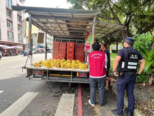 占路擺攤賣水果欠罰單12萬　男耍賴不繳...執行人員這招奏效