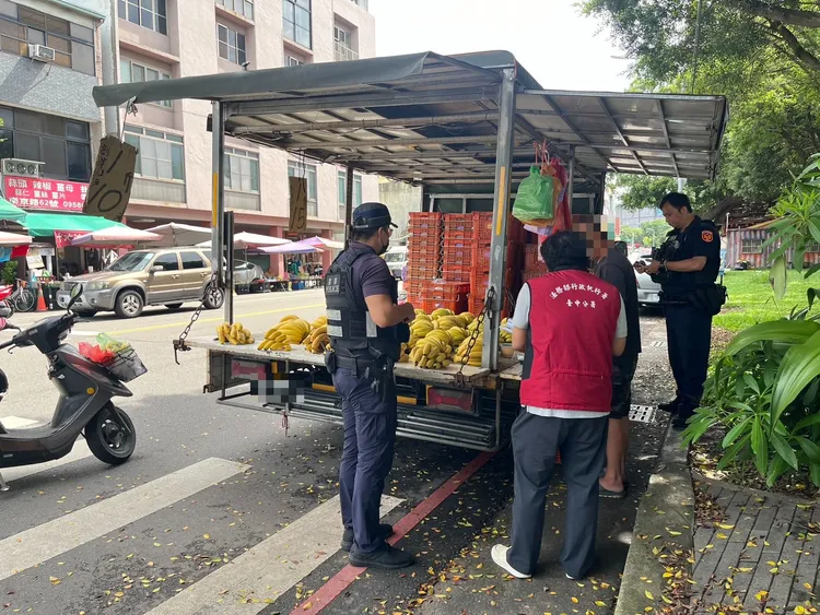 執行人員與警方找上他，當場查扣販賣的香蕉變價，他見狀服軟，願意分期繳納。分署提供