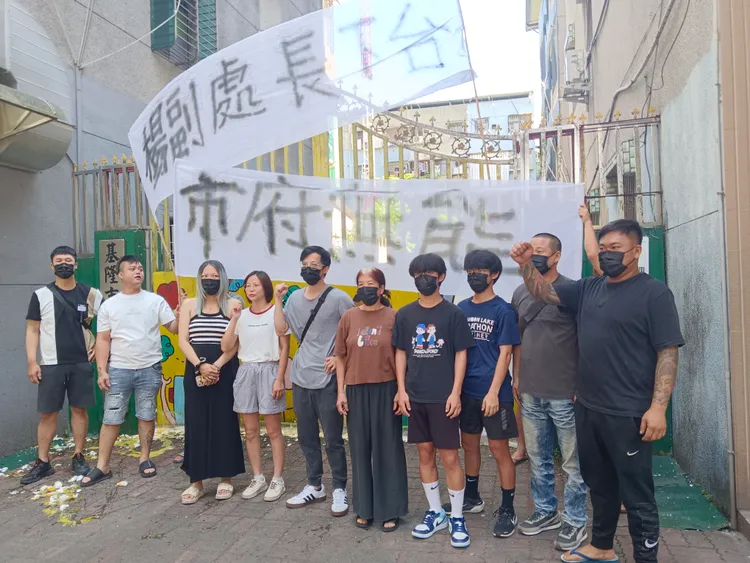基隆幼兒園虐童案延燒，多名家長前往幼兒園大門抗議。翻攝照片