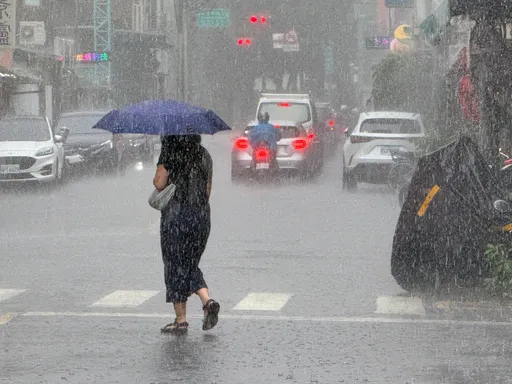 打雷了！13縣市大雨「6地大雷雨」　一路下到晚上