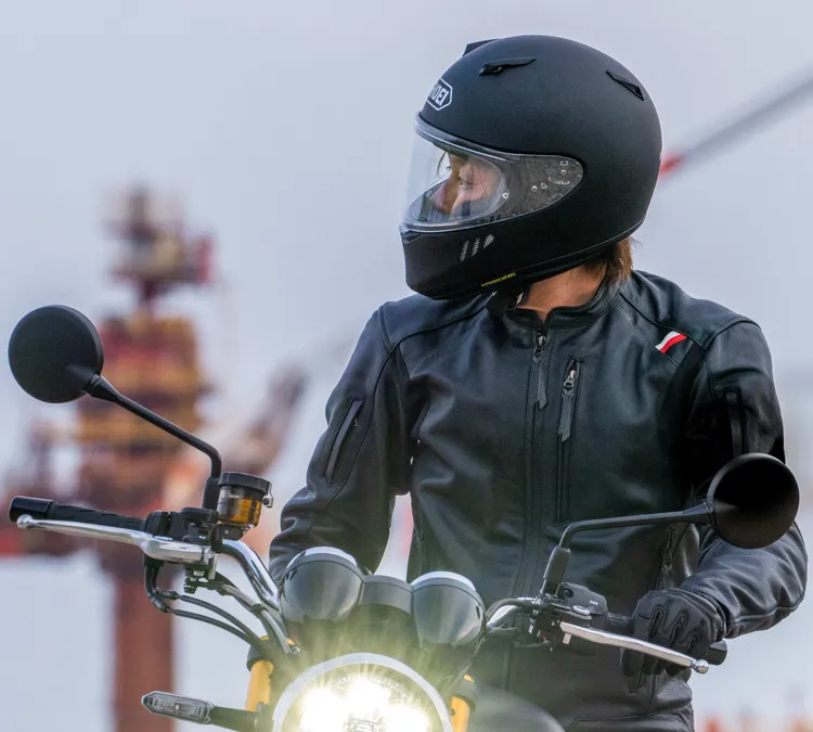 SHOEI WYVERN ∅ 系列以復古精神融合現代工藝，搭載 CWR-F2 鏡片、中央鎖定系統、耳部反射結構與 E.Q.R.S 緊急快拆內襯，兼具經典外型與安全機能。業者提供