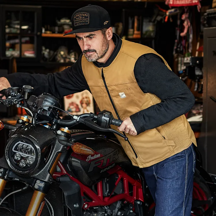 Tech-Air 3 Canvas System V2電子氣囊衣內建6組感應器與AI碰撞偵測，磁吸拉鍊自動啟動，搭配LED震動警示、App連線與40小時續航，全面守護街道騎乘。業者提供