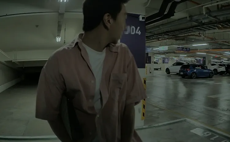 期間男子向後方看了一眼。讀者提供