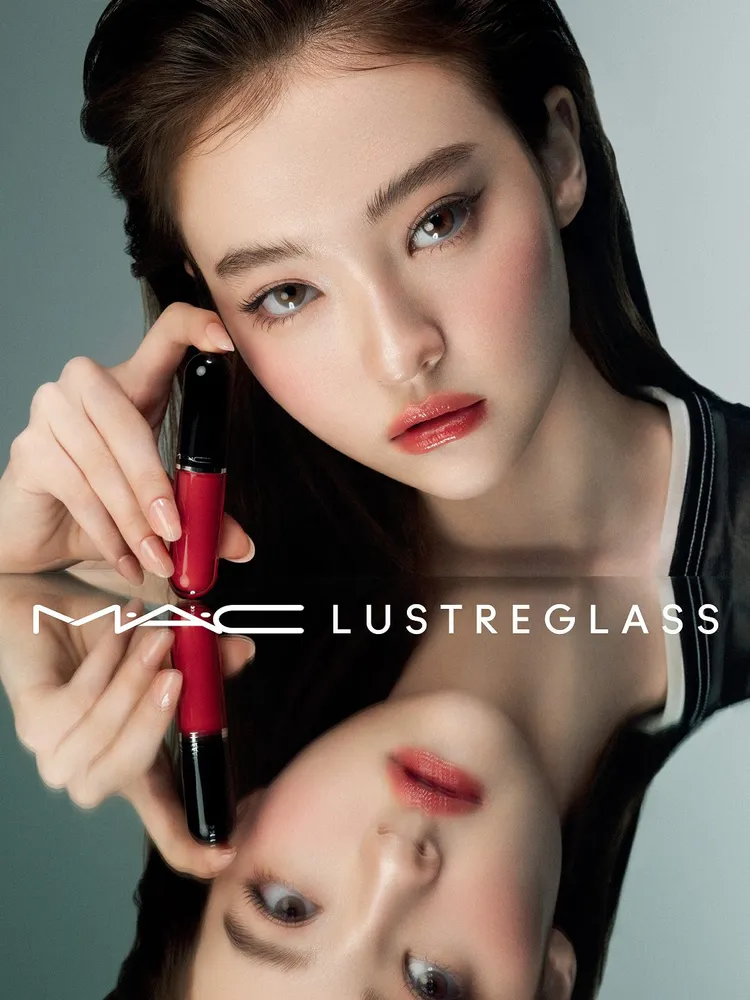 韓國新生代女團MEOVV韓德混血成員Ella抹上M.A.C超水感持色鏡光唇#XOXO。品牌提供