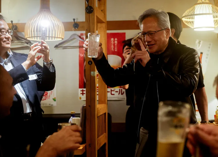 黃仁勳晚間在餐廳開心舉杯。路透