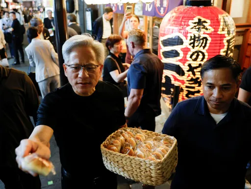 黃仁勳現身秋葉原見30年前恩人　餵食秀東京再現　