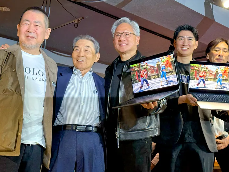 黃仁勳（中）與恩人入交昭一郎（左二）在週年活動上聚首。翻攝X@SEGA_OFFICIAL