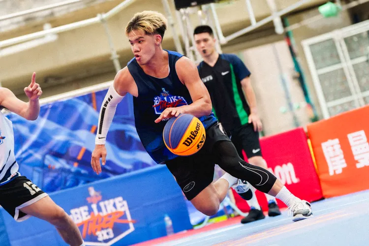 BE LIKE TIGER 3X3街頭籃球賽選手帶球突破，於場上激烈攻防。業者提供
