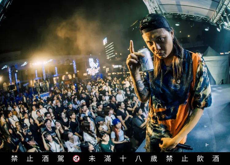 饒舌歌手手持虎牌啤酒登台，帶動全場派對氣氛。業者提供