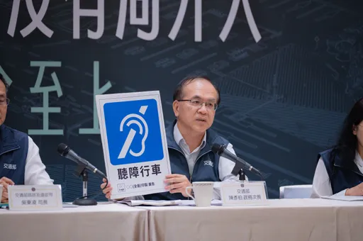 喇叭別亂按！交通部曝「聽障駕駛識別標識」　改用燈光提醒