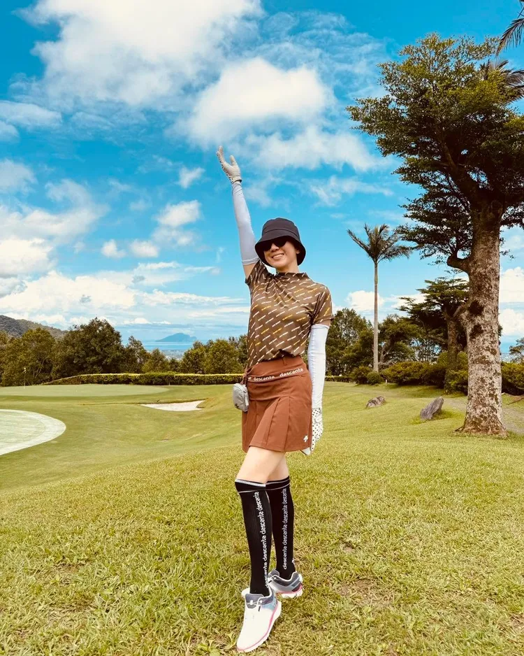 黃仲崑老婆Lulu貼出穿著高爾夫球裝的照片，笑說要穿短裙才能贏過小三。翻攝Lulu老師美身學臉書