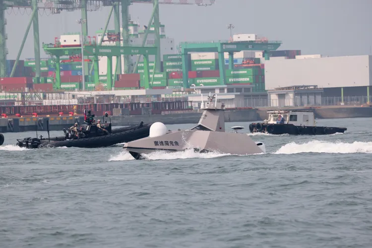 國造潛艦海鯤艦第19次海測 第13次淺水潛航測試 台船研製的奮進魔鬼魚號無人船，伴隨海鯤號潛艦出港。李俊毅攝
