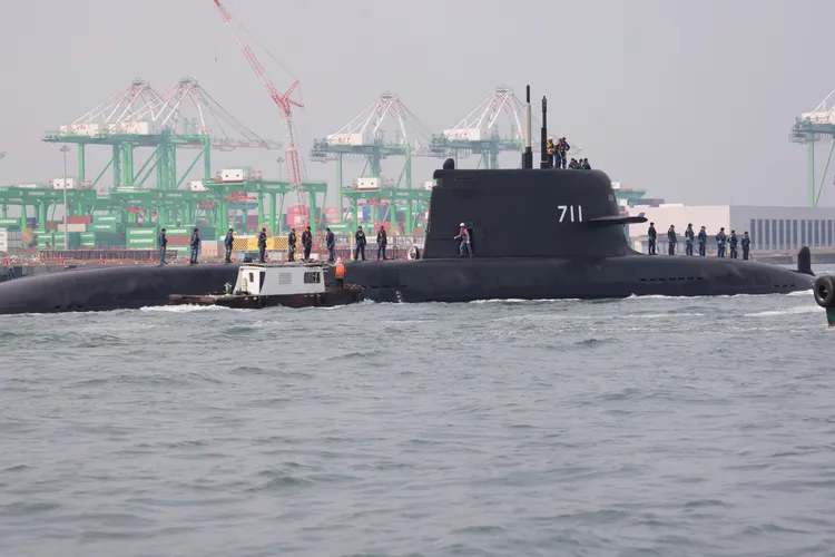 國造潛艦海鯤艦第19次海測 第13次淺水潛航測試。李俊毅攝