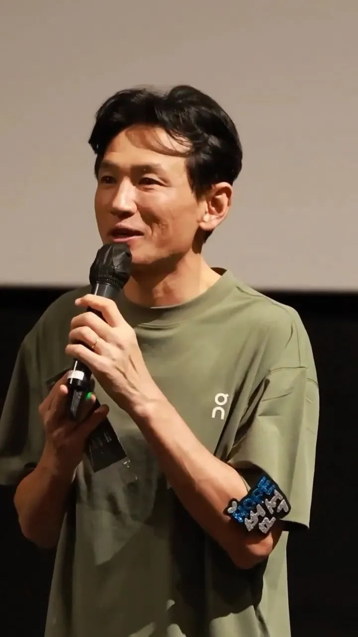 黃晸珉昨天照常出席《希望：末日血戰》影廳活動，左手無名指婚戒引人注目。翻攝IG