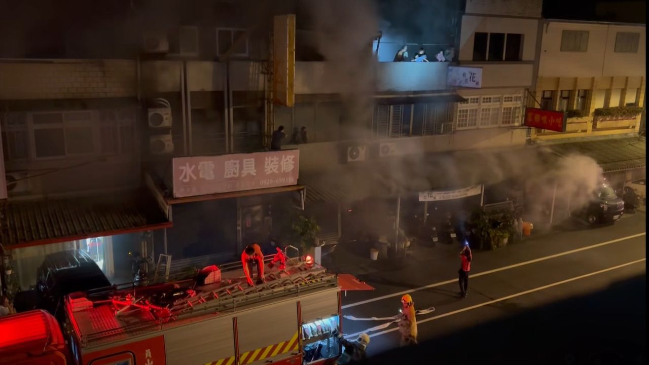 宜蘭金紙行深夜火警!濃煙狂竄10人受困 6旬婦送醫不治