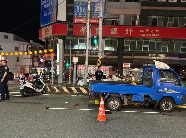 73歲吳姓婦人胸腹重創、左腳斷裂，送醫後恢復生命跡象，79歲駕駛依法送辦並製單開。民眾提供