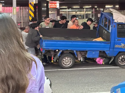 暖心！7旬婦遭撞捲車底　目擊民眾抬車救人　送醫後恢復呼吸心跳