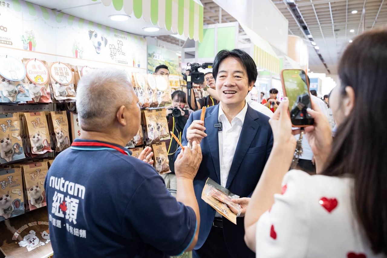 賴清德「吃狗糧」讚味道很棒 府發言人郭雅慧嚇到瞪大眼