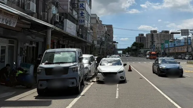 白色轎車劉姓駕駛連撞3車，毒品唾液快篩陽性，被依公共危險罪送辦。民眾提供