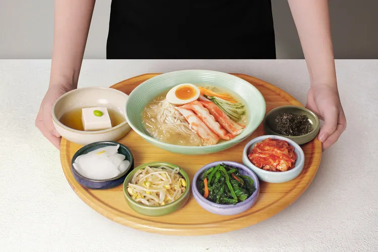 韓姜熙的小廚房韓式蟹味水冷麵定食238元。業者提供
