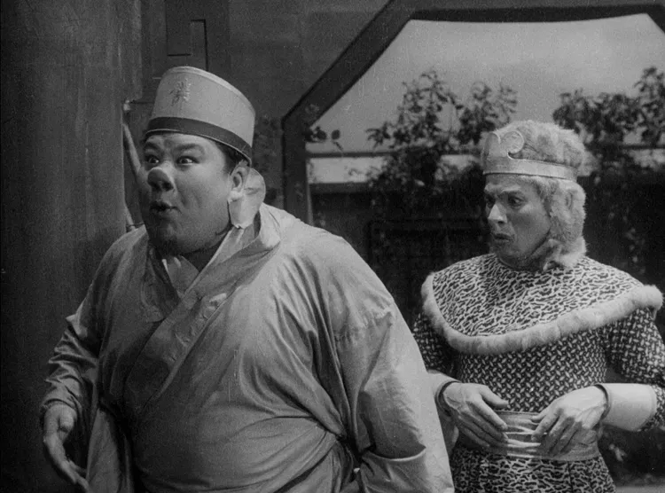 《豬八戒與孫悟空》（1959）由《王哥柳哥遊台灣》的「王哥」李冠章（左）飾演主角八戒。國家影視聽中心提供