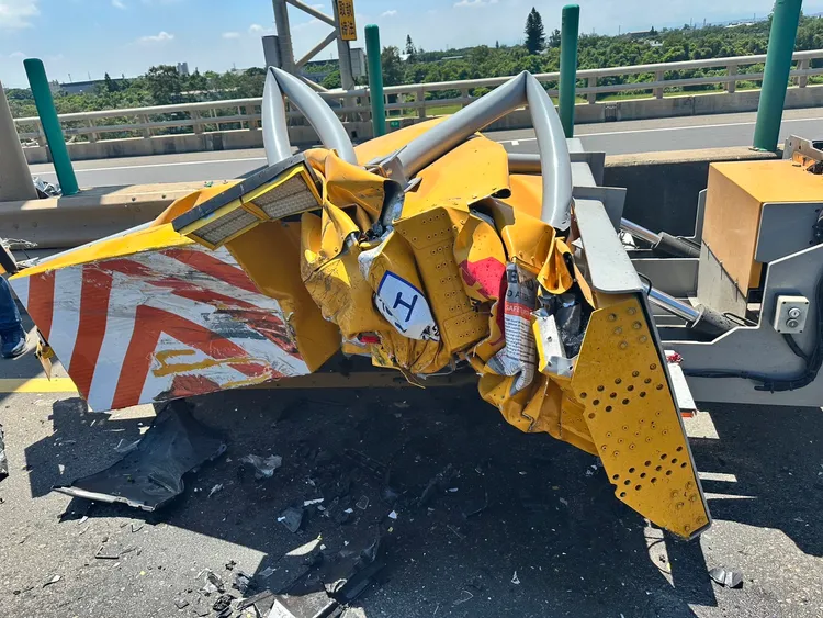 防撞車毀損。楊梅警分局提供