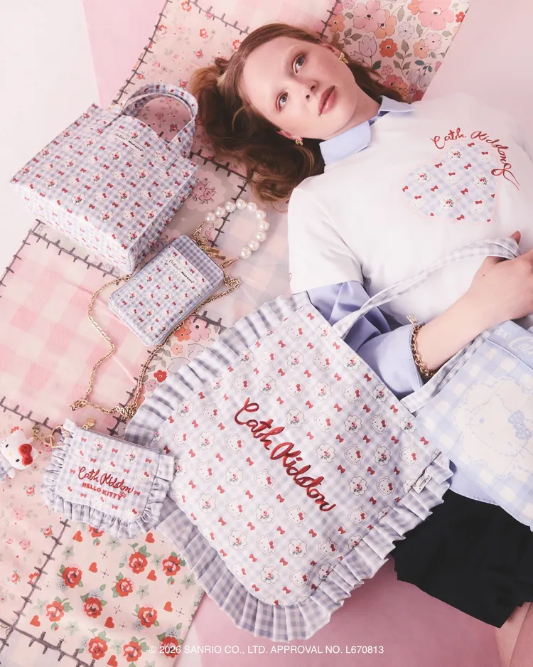 「Hello Kitty Provence」印花運用於荷葉邊托特包、荷葉邊面紙收納包附吊飾等單品。品牌提供