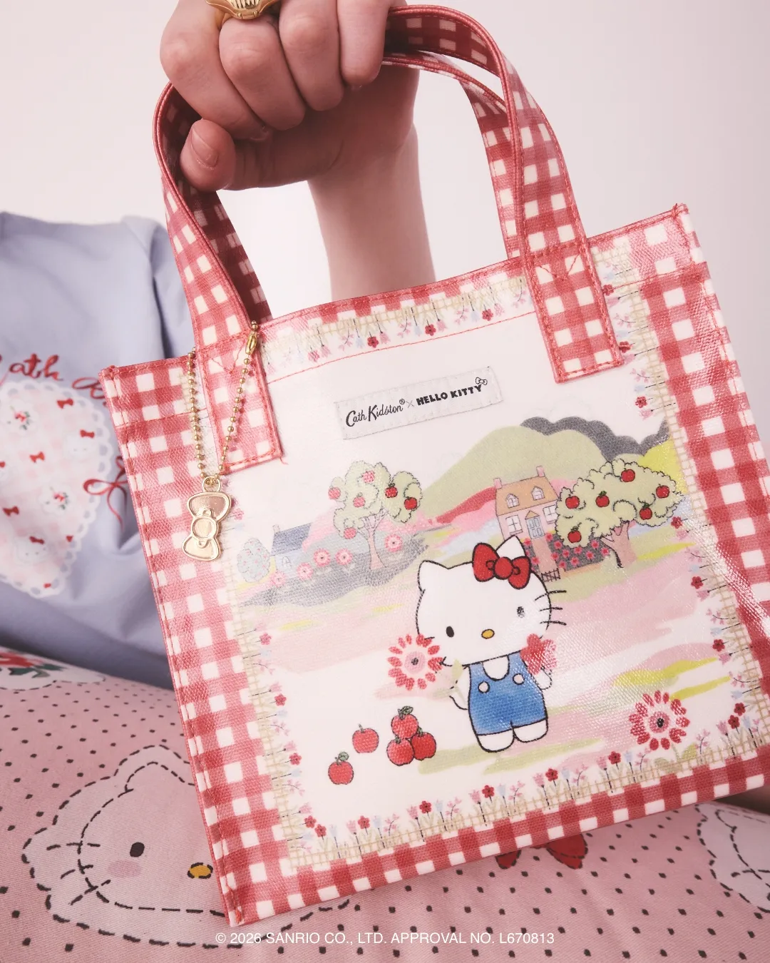 「Hello Kitty Scene」印花描繪Hello Kitty漫步英國鄉村花園的愜意場景。品牌提供