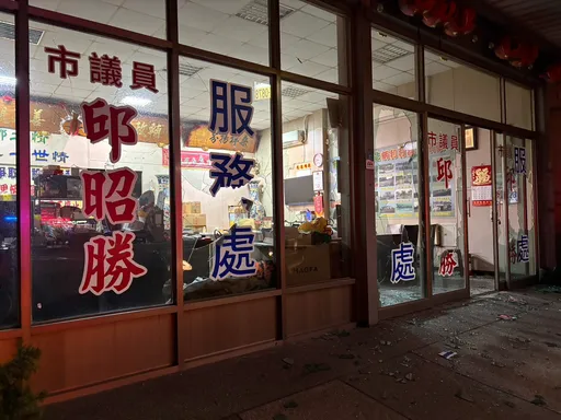 南市議員邱昭勝服務處遭「棒球隊」猛砸　竟是為民服務惹的禍