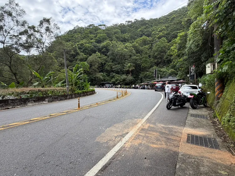 第一起車禍漏油，導致後續又發生第二起車禍。翻攝畫面