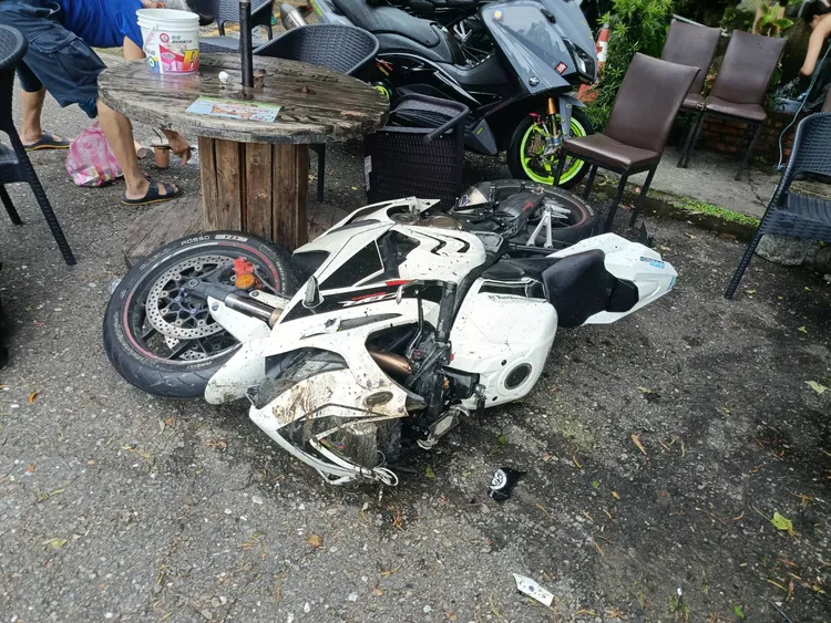 第二起車禍車輛衝進咖啡廳座位區。翻攝畫面