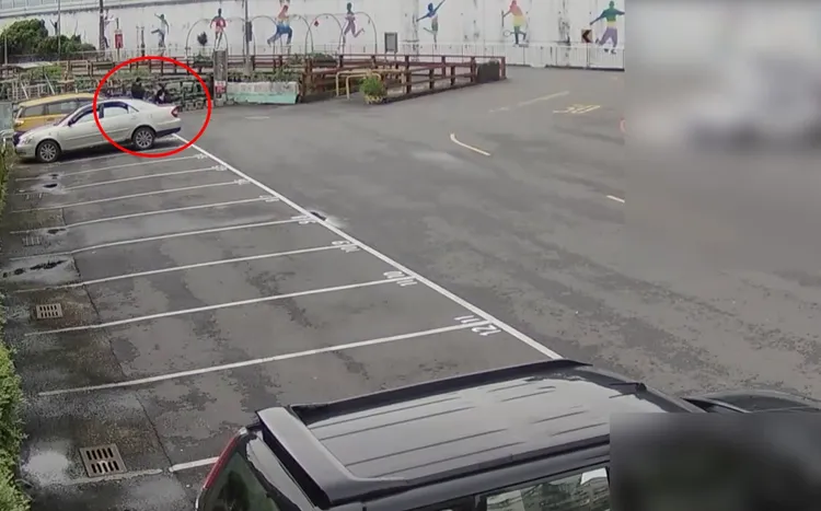 車手將款項交付林姓幹部。翻攝畫面
