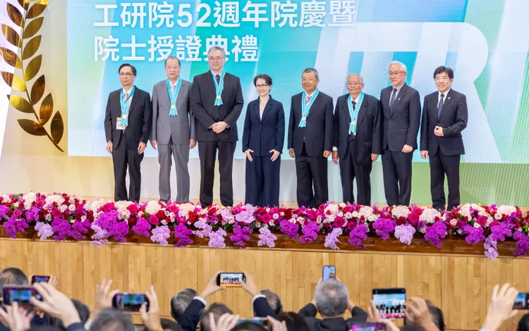 羅唯仁（右三）僅在團體合照中可見其身影。總統府提供