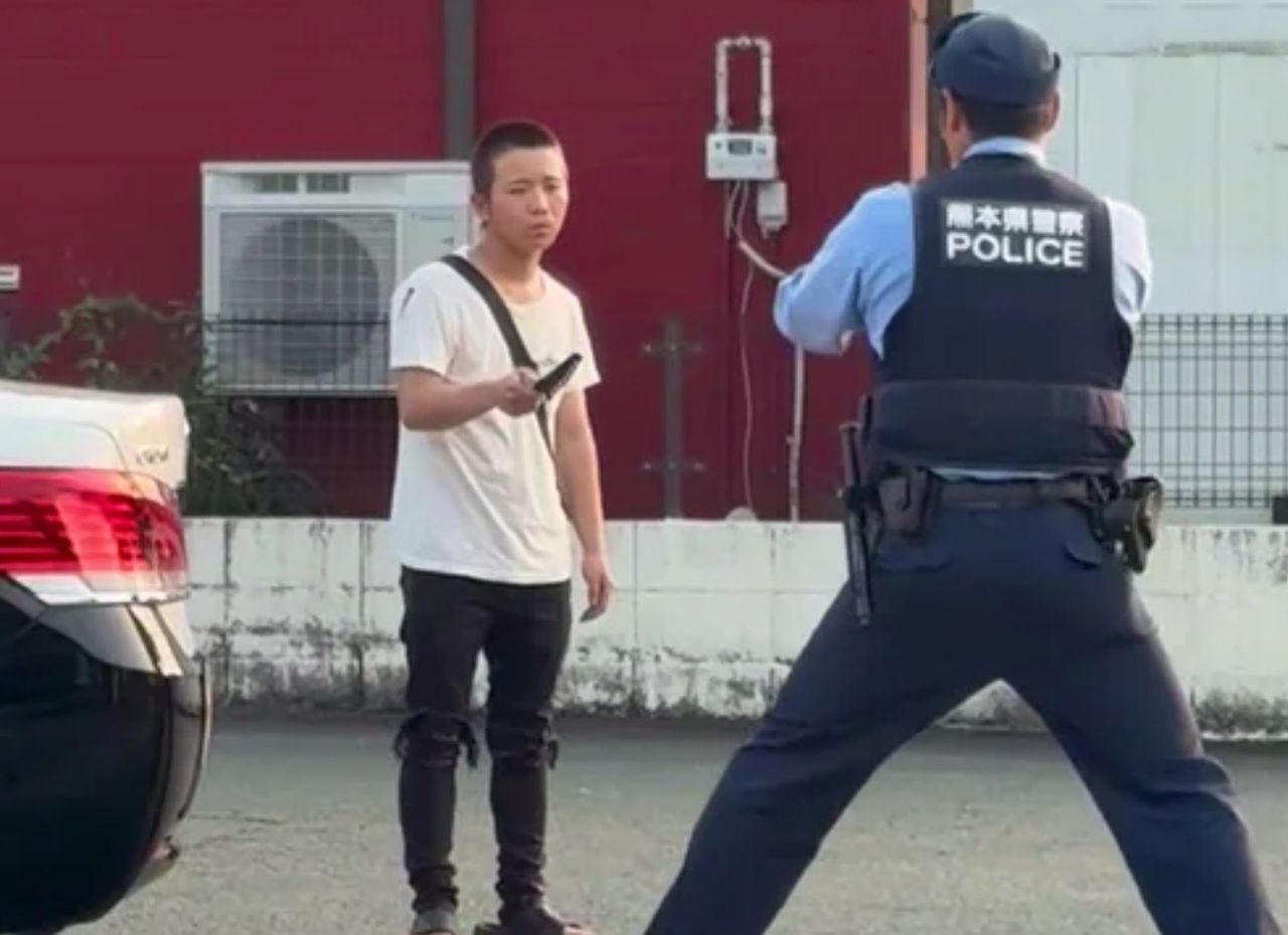 緊鄰台積電!熊本超商遭持刀男搶劫 對峙畫面曝