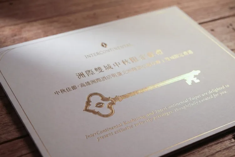 掃描盒內專屬 QR Code，搶先解鎖高雄洲際酒店與臺北洲際酒店的住宿及餐飲禮遇，讓中秋贈禮延伸一段洲際旅程。業者提供