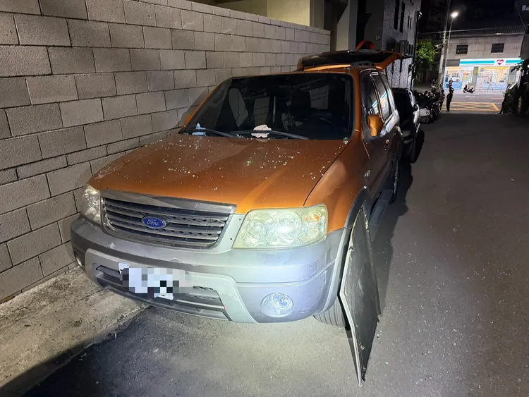 男子疑與女友吵架後想不開從8樓墜樓，所幸停在路邊的休旅車救了他一命。民眾提供