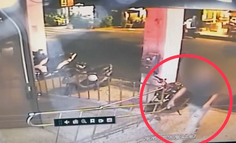 21歲施姓男子昨晚丟完爆裂物後，隨即搭計程車到附近派出所自首。翻攝畫面