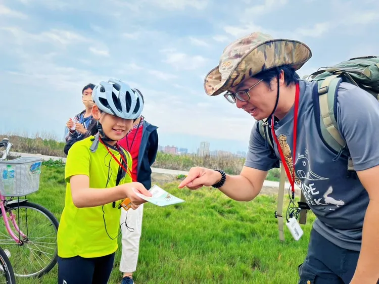 生態達人周俊廷帶聽眾上山下海，踏查淡水河口濕地與觀音山生態。館方提供