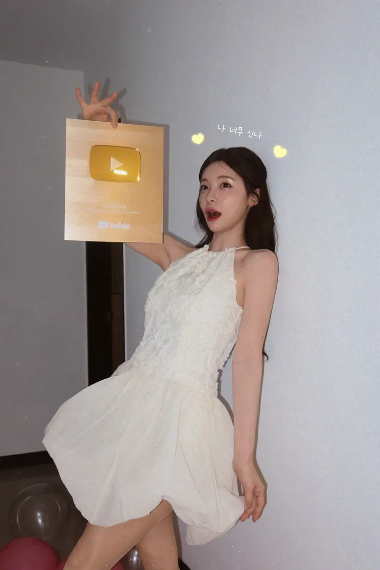 李多慧傲秀YouTube總部送百萬創作者的奬牌。翻攝李多慧臉書