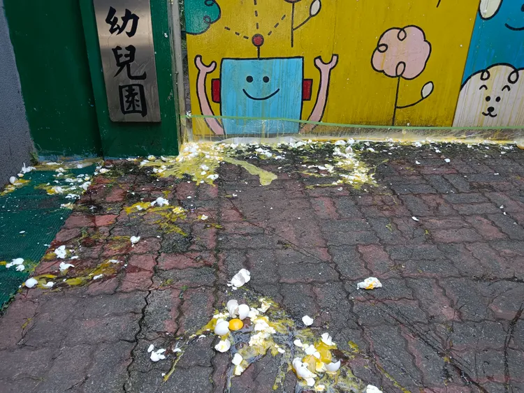 家長們在幼兒園門口丟雞蛋表達不滿。翻攝照片