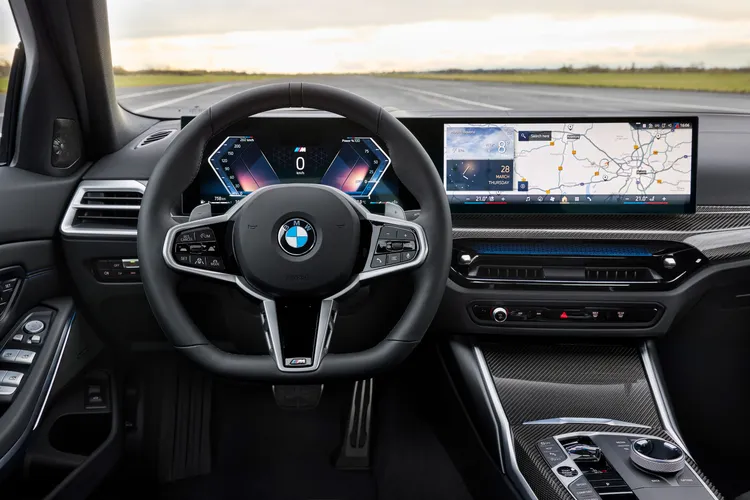 ]全新BMW 318i Touring車內座艙同樣提供駕駛領先同級的豪華動感氛圍。業者提供