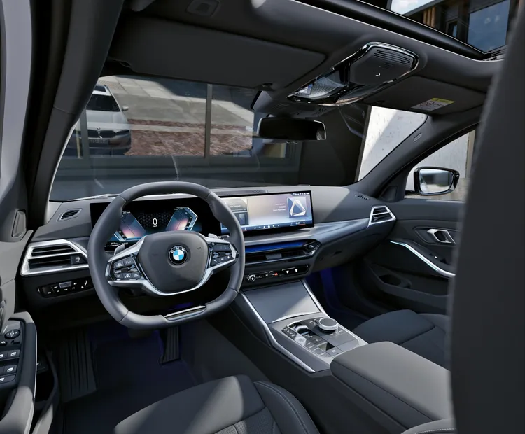 全新BMW 318i Touring車內座艙選用Sensatec透氣皮質內裝，搭配雙前座跑車座椅及電動腰靠，結合豪華型三區恆溫空調。業者提供