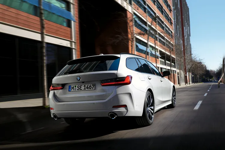 318i Touring搭載BMW TwinPower Turbo直列四缸汽油引擎，配備Steptronic八速手自排變速箱，最大可輸出156匹馬力，最大扭力250牛頓米自引擎轉速1,300轉起全數湧現，0–100 kmh加速僅需8.8秒。業者提供