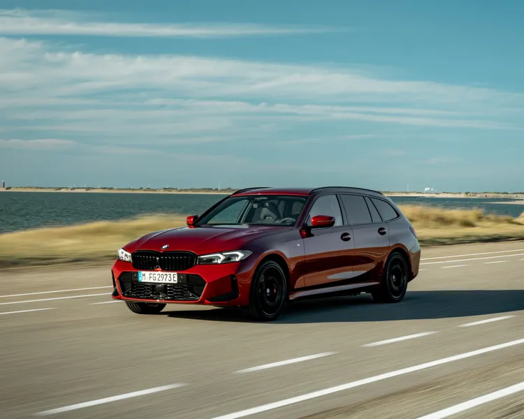 BMW 318i Touring M Sport豪華旅行車全面升級M Sport運動化套件，包含18吋M雙輻式848 M型輪圈、M空力套件、M字樣車側銘牌。業者提供