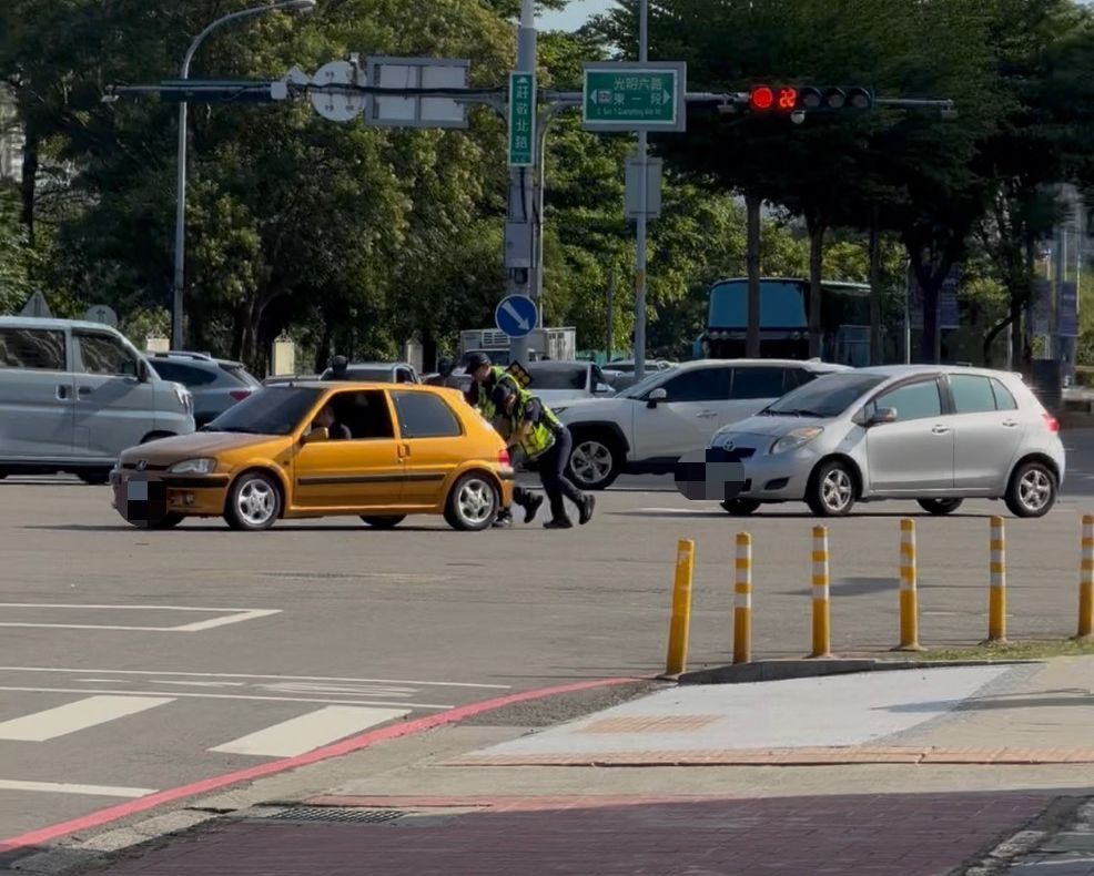 小客車綠燈起步突拋錨! 竹北警「人力左轉」神救援